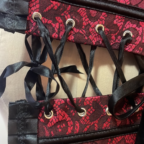 Vintage Red Black Lace Corset - Picture 14 of 14